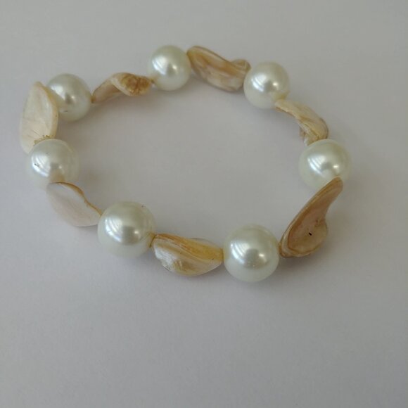 Pearl and shell white cream and tan bracelet with elastic - Picture 4 of 7